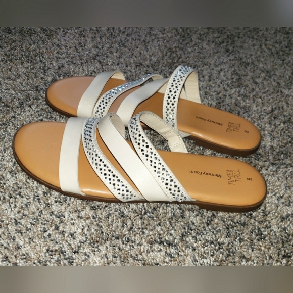 Time and Tru| Strappy Sandals with Cushioned Bottoms - Picture 3 of 4